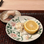 緒方 - カニ寿司 めちゃくちゃ甘いレモンをたくさん絞って