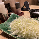 新宿さぼてん - キャベツ食べ放題　ドレッシングは和風とゴマの2種類　シンプルだけど野菜は有り難いですね。