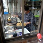飯島商店 - おばちゃんが“いもフライ”を慣れた手つきで揚げている