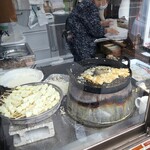 飯島商店 - 下茹でしたジャガイモに衣をつけて揚げる