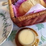 Parisanku - 自家製のパン130円で販売　バターは陶器に詰めてある