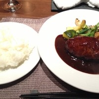 北新地 福多亭 The Ukai - こだわり自家挽きハンバーグランチ。ハンバーグもデミグラスソースも付け合わせも超イケてました。ライスかパンが選べます。