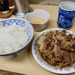 牛丼専門サンボ - 牛皿（820円）＋生玉子（70円）