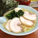 新吉家 - 味玉チャーシュー麺。