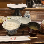天源・天ぷら専門店 - 海老天が来る直前にセットされます　サラダ、茶碗蒸し、味噌汁、ご飯、漬物、薬味は塩とおろし大根