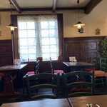 カフェ＆パスタ　パパス - 入って右側の4名テーブルが多い席