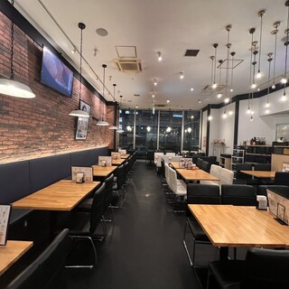 A spacious and bright store! Enjoy a relaxing meal in a relaxing space!
