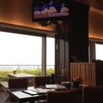 The Veranda - 大きなTVで、ハワイアンダンスの映像を流しています