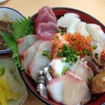 おかもと鮮魚店  - 海鮮丼アップ。