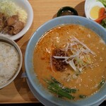 Chuuka Shokudou Sumaro - Cランチ。麺セットを担々麺と唐揚げチョイスで。