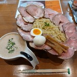 あいつのラーメン かたぐるま - うるとらつけ麺チャーシュー特大＋味玉トッピング