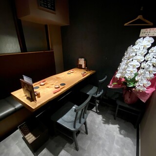 A Japanese hideaway space. We also have private rooms where you can relax.