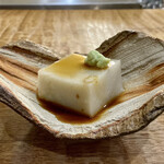 Asakusa Hirayama - 蕎麦豆腐
                        胡麻豆腐と同じ要領で作ったと言う蕎麦豆腐、そばの香りがしっかりと感じられぷるんと、山葵醤油がぴったりとはまりこれは美味しいですね♪