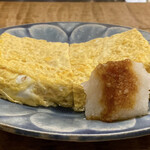 Asakusa Hirayama - 玉子焼き
                        他のお客様の玉子焼き二連ちゃん焼く光景に、三連ちゃんお願いしました。
                        大根おろしに妹さんが醤油をかける際にも「かけ過ぎないでね！」と。
                        お出汁がジュワッとする玉子焼きが美味しいです♪