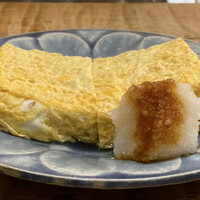 浅草 ひら山 - 玉子焼き
                      他のお客様の玉子焼き二連ちゃん焼く光景に、三連ちゃんお願いしました。
                      大根おろしに妹さんが醤油をかける際にも「かけ過ぎないでね！」と。
                      お出汁がジュワッとする玉子焼きが美味しいです♪