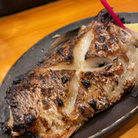 かぐら坂 新富寿司 - 焼魚も焼酎が進むよねー。うま〜。