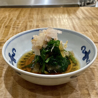 浅草 ひら山 - 子持ち昆布と芹のお浸し
                    鰹節をパラリと仕上げに、芹のシャキシャキさと独特の香りが好き！
                    根っこはどうされるのか気になり伺うと、芹の根を使った炊き合わせを新作として考えていてその為に取ってあるそうです♪