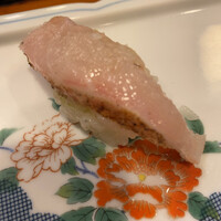 かぐら坂 新富寿司 - 握りはいつも数カン。つまみで腹パンに。