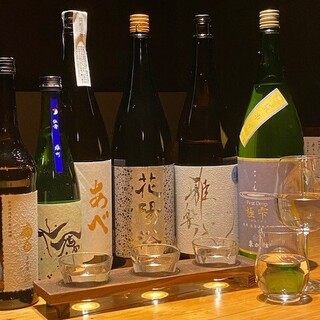 您可以将日本各地的地方酒与应季食材的单品料理一起享用。