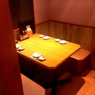 【テーブル4名様×1】シックな雰囲気が自慢のテーブル席。