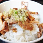 喜多方ラーメン 坂内  - ねぎ塩炙り焼豚ご飯