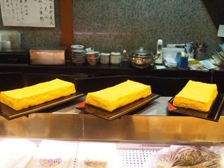 Sushi bun - 焼きたての玉子焼きが並ぶ