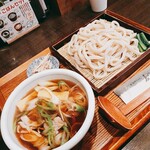 Musashino udon mugiwara - 肉つけ汁うどん（並）880円（税込）