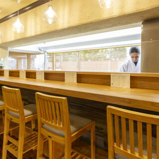 [Near the station] Enjoy a relaxing meal in a comfortable and modern space