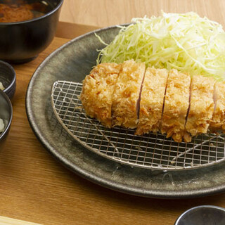 The beautiful cross section is also a highlight◎ Crispy and juicy “Pork Cutlet”