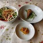 Chuugokuryouri Marushou - 週替わりの小鉢　サラダ、ちくわの磯辺揚げ、タクワン