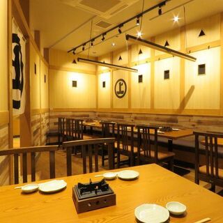 【大小さまざまなお席をご用意】店内は温かみのある明かりで雰囲気抜群♪