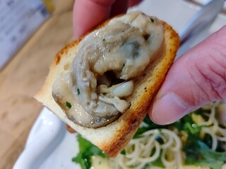 ガットビアンコ - 【2023.1.19(木)】パンに牡蠣をのせた