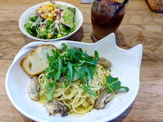 ガットビアンコ - 【2023.1.19(木)】広島県産牡蠣とルツコラのパスタ(並盛・110g・野菜サラダ・アイスコーヒー)1,500円