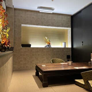 楓の部屋
                                          
                                          デザイナーが手がけた和を基調とした雰囲気あるお座敷
                                          