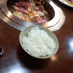 焼き肉焼いています。手前はご飯の小（2013.06.08）