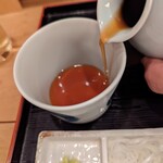 手打蕎麦 松永 - つゆを注ぐ