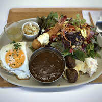 TRATTORIA KIKUYA - ＊上から。結構ボリュームがありますし、グリーンサラダもたっぷり。