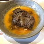 近江肉せんなり亭 伽羅 - 1枚目はお姉さんの給仕で