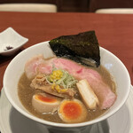 酒肴場 屯 - 濃醇煮干し蕎麦（味玉入り）¥950