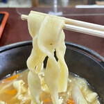 Niboutou No Kuniyoshi - 生麺から煮込まれている幅広麺はコシがあり小麦感も感じます✨