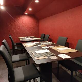 和の設えで心地良い空間は、接待にも重宝する個室を完備