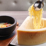 isola - 名物チーズの器で絡めるカルボナーラ
