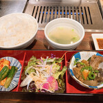 Yakiniku Horumon Dandan - 小鉢の肉が美味しいんです、サラダとキムチも美味しい
