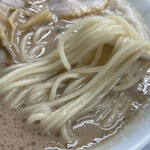 魁龍 - スープとよく馴染む中細ストレート麺