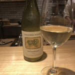 吉花 - 香りは甘やかですが味は硬派。カジュアルイタリアンのような柔和さの下から、きりっとした和食のお店のような空気が感じられる、吉花さんの雰囲気とぴったりのワインです。相応しいお客さんになりたいと思うお店です