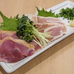 Kyuushuu Sumibi Sakaba Batten - 鶏たたき刺し 2種盛り合わせ