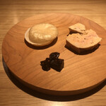 吉花 - お店で食べる最中って何であんなに美味しいんでしょうね。あん肝最中です。白ワインが進みます。