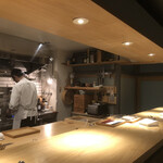 吉花 - 右奥の棚には茶器も。今日こそはお抹茶をいただいてみようかな、と思いつつ、つい他のお茶に目移りしている。