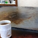 はやし焼肉店 - 早番の帰りに自分自身へのご褒美として寄り道してホルそばを食べる幸せ(笑)　車なんでビールは無しでお茶(笑)温かいお茶を飲んで今から始まる鉄板焼きを待ってます。