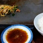 はやし焼肉店 - すりおろしニンニクを足して貰ったタレ。最初の一口目はプリプリのパイプにタレを漬けてご飯をかき込みます。　　　むちゃくちゃ美味しい＆旨いのなんの✨幸せな瞬間‼️✨